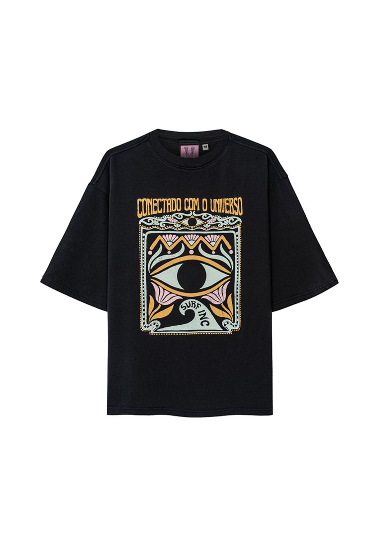 Black short-sleeve T-shirt featuring a colorful graphic design with an eye motif, floral accents, and the text "CONECTADO COM O UNIVERSO" above.
