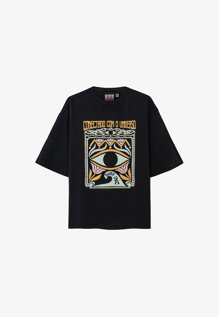 Black short-sleeve T-shirt featuring a colorful graphic design with an eye motif, floral accents, and the text "CONECTADO COM O UNIVERSO" above.