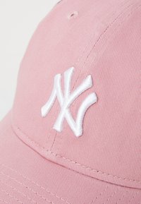 New Era MIDI LOGO 9TWENTY® TRUCKER UNISEX - Cap - pink/white