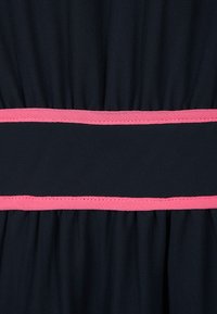 Robe bleu marine avec une texture froncée et une large bande d'accent rose à la taille, présentant un tissu lisse et léger.