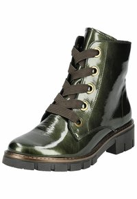 Botín de cuero sintético verde con ojales de metal y cordones marrones; cuenta con una suela de goma negra gruesa y un acabado liso y brillante.