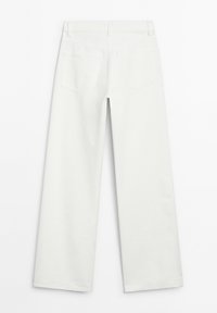 Pantaloni bianchi a gamba larga visti da dietro, con passanti per cintura e due tasche posteriori a toppa.