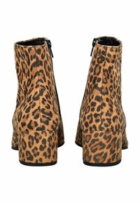 Bottines à imprimé léopard en matériau doux, avec un talon carré et un détail de fermeture éclair noire sur le côté. Motif texturé sur toute la surface.
