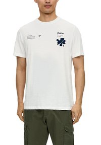 Biała bawełniana koszulka z okrągłym dekoltem, z granatowym kwiatowym wzorem i napisem na lewej stronie klatki piersiowej. Krótkie rękawy, standardowy krój.