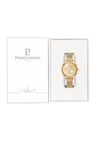 Orologio cronografo in tono oro con cinturino a maglia, quadrante rotondo, tre sottodial e un logo su una scatola regalo bianca con il profilo della skyline di Parigi.