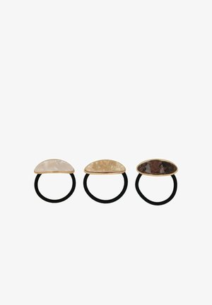 Trois élastiques à cheveux avec des housses en plastique ovales et marbrées en beige, marron clair et marron foncé, disposés en rangée sur un fond blanc.