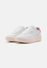 Scarpe sportive bianche con suole rosa, tomaia in pelle liscia, lacci e colletto imbottito. Presentano un accento di logo sobrio sul lato.
