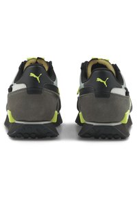 Grå mockaskor med svart mesh och limegrön accentfärg, med en texturerad sula, logotyp på hälen och en unik paneldesign.