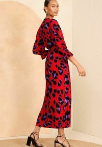 Love & Roses 3/4 SLEEVE BELTED PETITE - Maksi suknelė - red animal