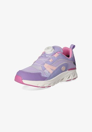 Zapatilla deportiva púrpura y rosa con suela blanca, tela de malla y sistema de cordones con dial sobre fondo blanco.