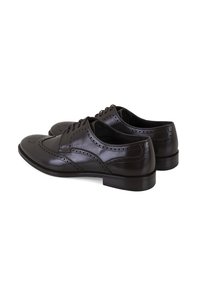 Braune Leder-Oxfords mit Broguemuster, Schnürdesign, abgerundeter Zehenpartie und glatter Oberfläche mit niedrigem Absatz.