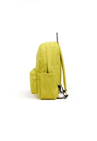 Mochila amarilla con múltiples bolsillos, de forma plana y con correas acolchadas. Fabricada con un material duradero, tiene un diseño limpio y herrajes resistentes.