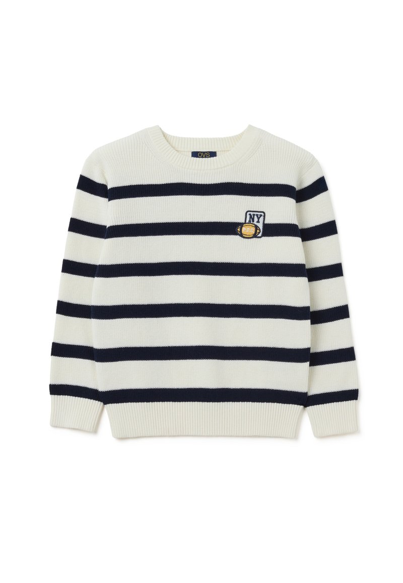 Weißer Strickpullover mit marineblauen horizontalen Streifen, rundem Ausschnitt und gerippten Bündchen. Verfügt über ein kleines gesticktes Patch mit der Aufschrift "NY."