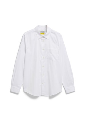 Witte lange mouwen overhemd met knoopsluiting en een borstzak, plat gelegd op een witte achtergrond.