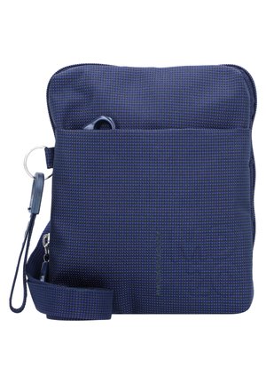 Compact donkerblauwe gestructureerde crossbodytas met voorvak, ritssluiting, afneembare polsband en metalen sleutelhanger aan de zijkant.