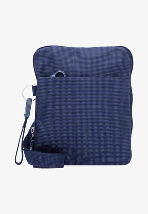 Compact donkerblauwe gestructureerde crossbodytas met voorvak, ritssluiting, afneembare polsband en metalen sleutelhanger aan de zijkant.