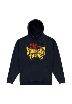 Zwarte hoodie met een kleurrijk "Stranger Things" logoontwerp met rode afbeeldingen en gele tekst, voorzak met kangaroestijl en capuchon met trekkoord.