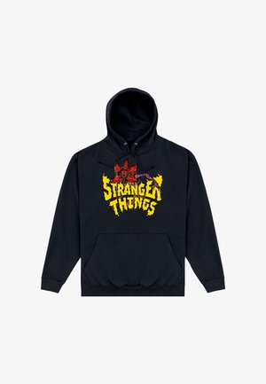 Zwarte hoodie met een kleurrijk "Stranger Things" logoontwerp met rode afbeeldingen en gele tekst, voorzak met kangaroestijl en capuchon met trekkoord.