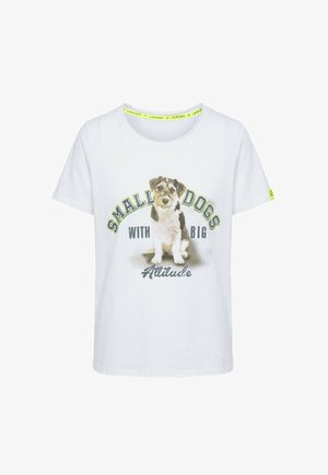 Weißes T-Shirt mit einer kleinen Hundeillustration und dem Text „Kleine Hunde mit großer Attitüde“ auf der Vorderseite, Rundhalsausschnitt, kurze Ärmel.
