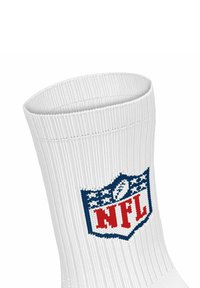 Weißer Socken mit geripptem Muster, der auf der Außenseite nahe der oberen Öffnung ein blau-rotes NFL-Logo trägt.