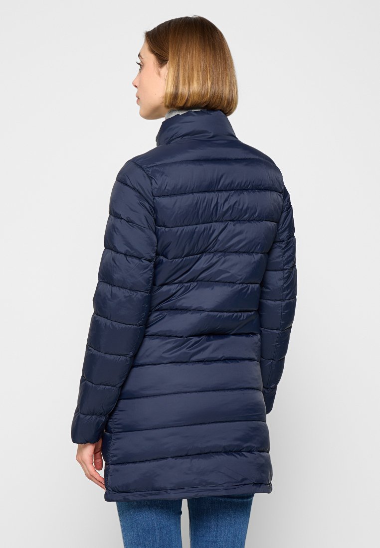 Marineblaue Steppjacke mit hohem Kragen, ausgestattet mit horizontalen gesteppten Paneelen und einer glatten, glänzenden Textur. Mittelanger Schnitt mit schlanker Passform.