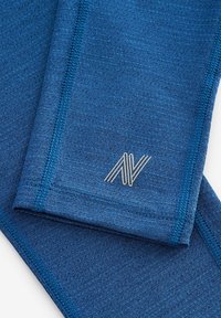 Blauwe sportlegging gemaakt van textuurstof, met platte naden en een klein metallic logo in een contrasterende zilveren tint.