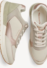 Beige- och gröna sneakers med en texturerad läderövre, metalliska roséguldaccenter och en kraftig gummisula. Klassisk snördesign.