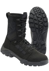 Botas tácticas negras que cuentan con una combinación de tejido duradero y cuero, soporte alto en el tobillo, cordones robustos y una suela de goma resistente y con patrón.
