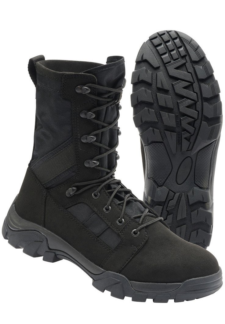 Botas tácticas negras que cuentan con una combinación de tejido duradero y cuero, soporte alto en el tobillo, cordones robustos y una suela de goma resistente y con patrón.