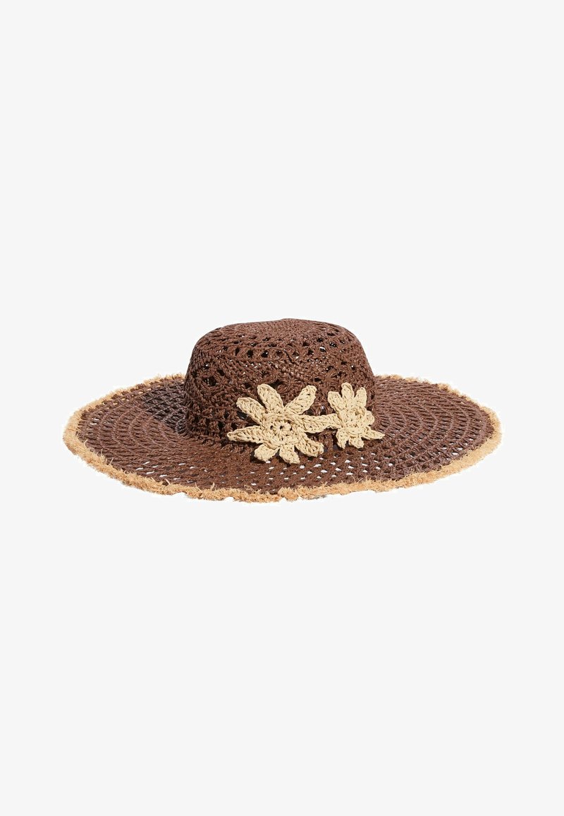 Chapeau de soleil marron à larges bords en crochet, orné de fleurs en crochet beige et d'un bord effiloché.