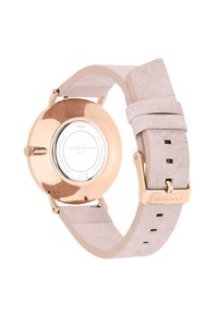 Montre ronde avec un boîtier en acier inoxydable rose doré, un bracelet en cuir rose clair et une texture lisse. Équipée d'un cadran minimaliste et d'un clasp sécurisé.