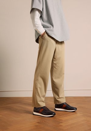 Manfield, Sneakers laag - grau