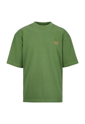 Grünes T-Shirt mit kurzen Ärmeln und Rundhalsausschnitt, mit einer kleinen Brustgrafik eines stilisierten Baums und Sonnenuntergangs in Erdtönen.