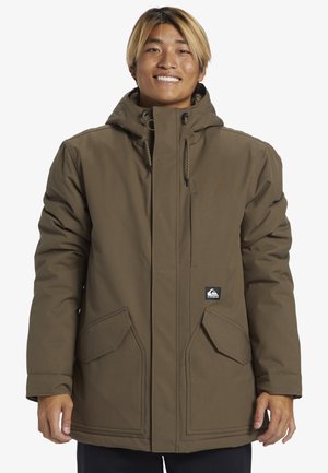 Bruine geïsoleerde parka met capuchon, voorzien van twee voorzakken, verstelbare trekkoorden en een logopat op de linkerkant.