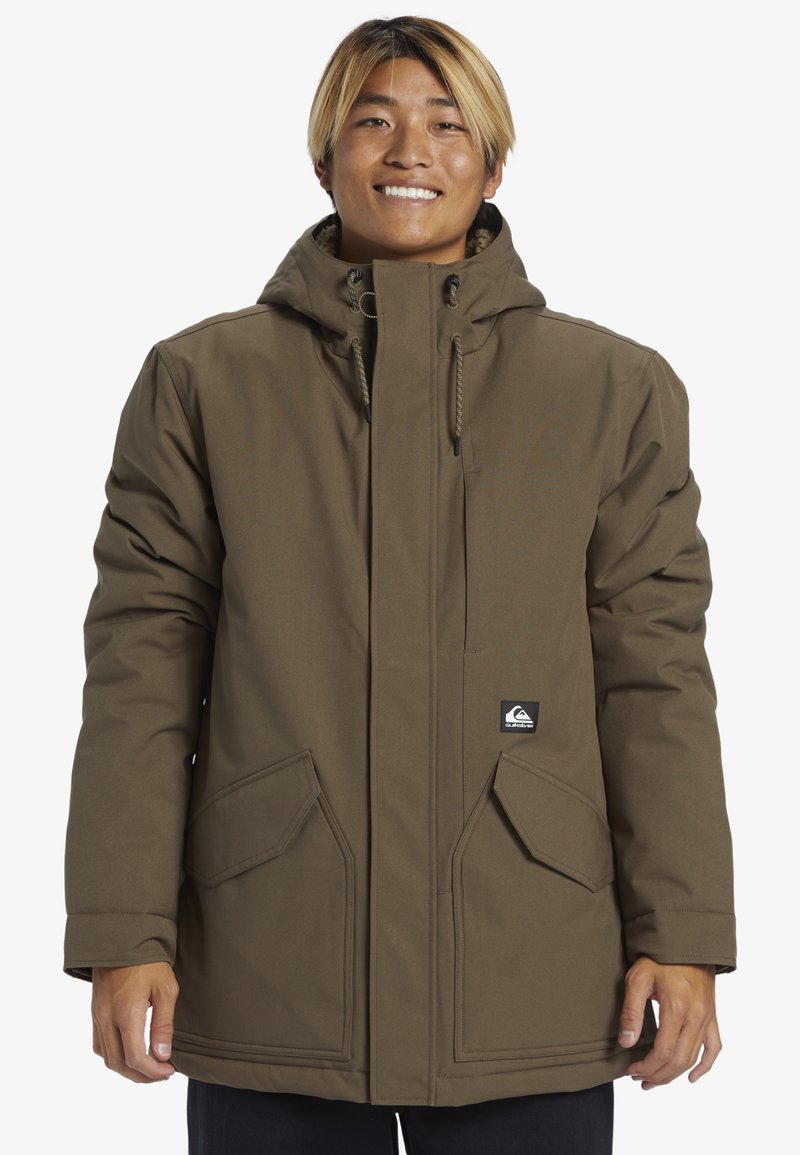 Brun isolerad parka-jacka med huva, med två framfickor, justerbara dragsnören och en logopatch på vänster sida.