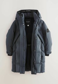 Doudoune bleu marine avec une capuche, fermetures à pression et à zip à l'avant, texture matelassée, et une étiquette intérieure à marque portant le nom "BAKER."
