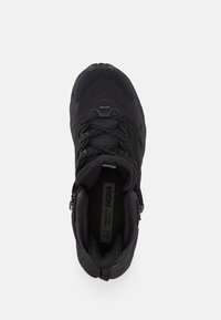 Scarpa da escursionismo nera con tomaia testurizzata, chiusura con lacci, collo imbottito e un tassello sul tallone. Presenta una suola in gomma per una migliore aderenza.
