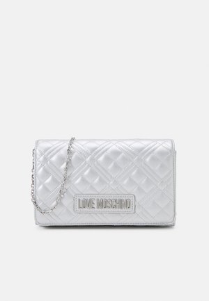 Hvid quiltet clutch med sølvkæde og "Love Moschino" logo-patch foran.