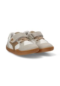 Zapatos de niño de color gris y blanco con una correa de velcro y cordones, que cuentan con una textura de gamuza, suela de goma y un acento marrón en el lateral.
