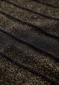 Tessuto nero con una superficie texturizzata e macchie dorate. Il design presenta coste orizzontali alternate. Aspetto morbido e scintillante.