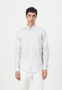 Langärmliges Hemd in Weiß und Hellblau gestreift, mit Button-Down-Kragen und einer Brusttasche, aus leichtem Stoff gefertigt.