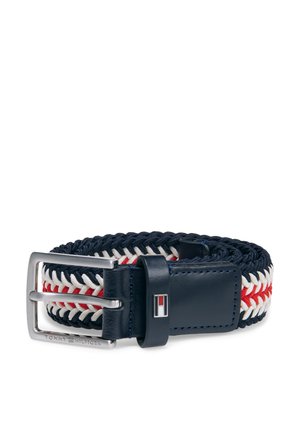 Cintura intrecciata in tessuto blu navy, bianca e rossa con fibbia argentata e passante in pelle blu navy con un piccolo emblema rettangolare a forma di bandiera.