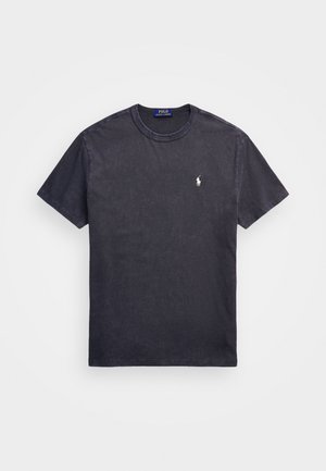 Czarny T-shirt z krótkim rękawem i okrągłym dekoltem z małym białym haftowanym logo Polo Ralph Lauren na lewej piersi.