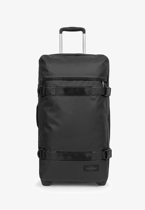 Schwarze Rolltasche aus robustem Stoff, mit Teleskopgriff, verstellbaren Gurten und einem Logopatch auf der Vorderseite.