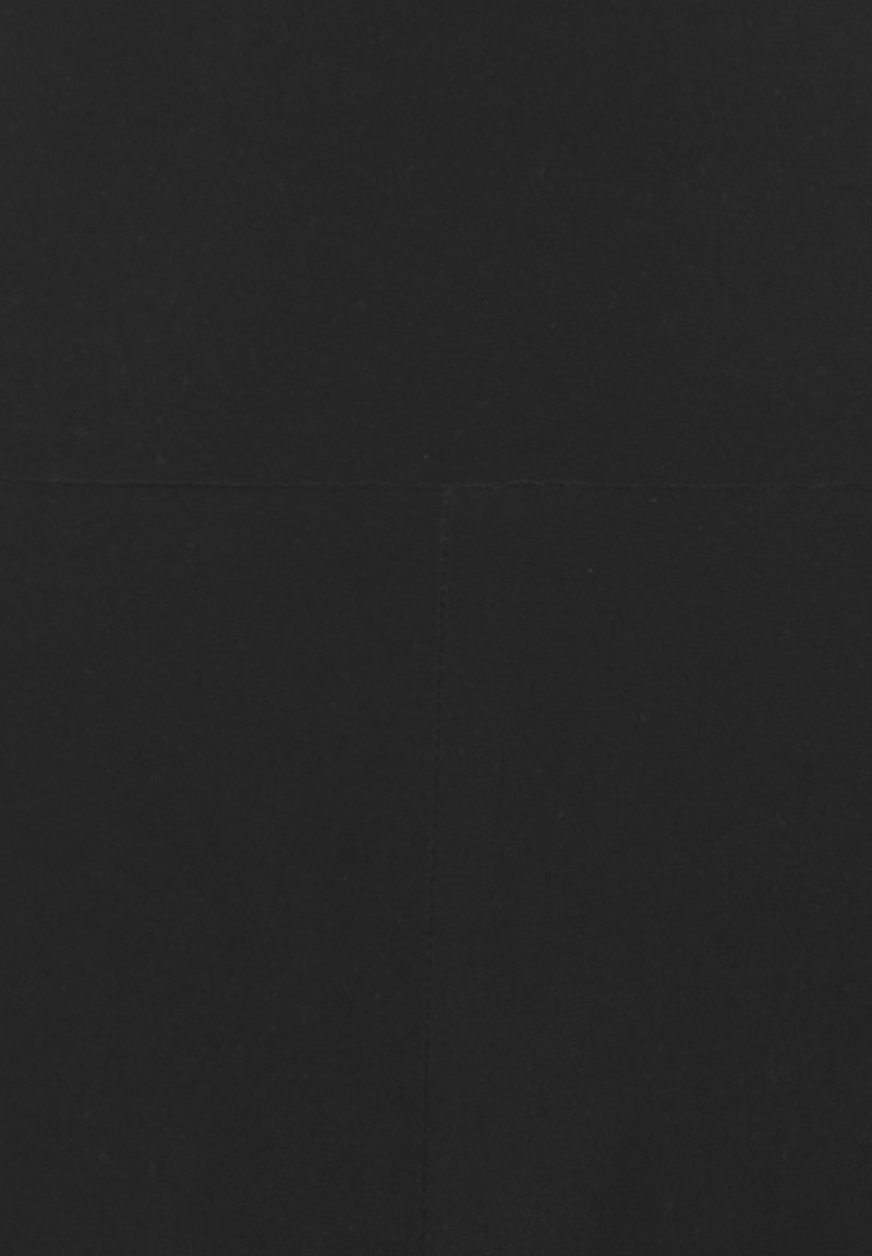 Tissu noir à texture lisse, avec des coutures discrètes sur les joints. Principalement de couleur unie, sans motifs ni accents visibles.