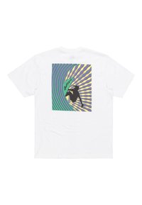 Camiseta blanca con un gráfico en la parte posterior. El diseño incluye la silueta de un surfista dentro de patrones en espiral de color verde, púrpura y amarillo.