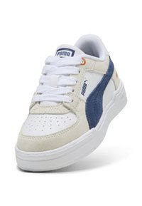 Sneaker bianco e blu navy con tomaia in suede e pelle, punta perforata, lacci bianchi e suola in gomma testurizzata. Logo del marchio sulla linguetta e sul lato.