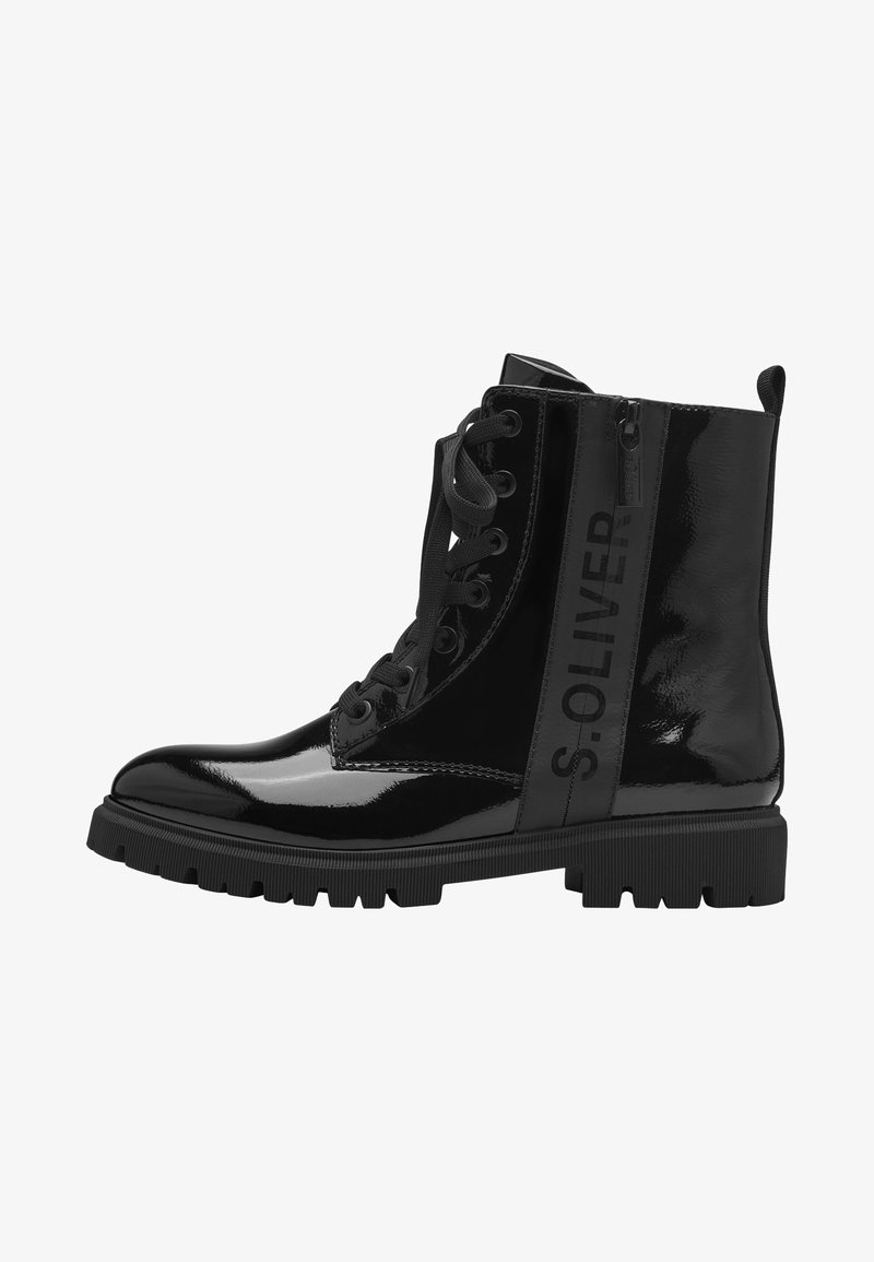 Schwarze Lackleder-Stiefeletten mit einer klobigen Sohle, ausgestattet mit einer Schnürung und einem Reißverschluss. S.OLIVER-Logo auf der Seitenfläche.