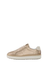 Beige Sneaker mit glatter, glänzender Oberfläche, runder Spitze, gepolstertem Kragen und weißer, strukturierter Laufsohle. Markenlogo an der Seite.