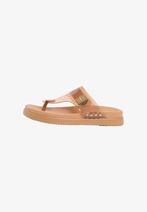 Sandale plate maro deschis cu buclă pentru deget, baretă transparentă cu cataramă aurie și detalii cu ținte pe lateral.